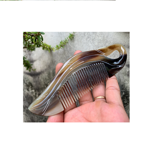 Peigne en corne de luxe pour femmes Peigne en corne fabriqué à la main à partir de corne de buffle Finition polie pour un soin doux des cheveux - Product Image 2