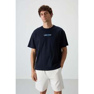 เสื้อยืดคอตตอนผสมทรงโอเวอร์ไซส์สีน้ำเงินกรมท่าสำหรับผู้ชาย Air Jones ผิวสัมผัสหนาพิเศษพร้อมลายพิมพ์ - Product Image 1