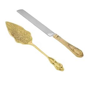 Ensemble de serveur et trancheur à gâteau en laiton doré et acier inoxydable avec motif en relief pour les mariages et les fêtes - Product Image 1
