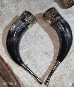 Cuerno Nórdico de Cuerno de Búfalo Natural con Moldura de Latón y Correas de Cadena de Acero, Acabado Pulido, Alta Calidad - Product Image 1