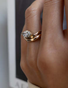 Anillo clásico de diamantes de moissanita de corte Marquesa de oro sólido de 14K, anillo de banda curvada con ajuste de semi bisel, anillo de bodas para ella - Product Image 2