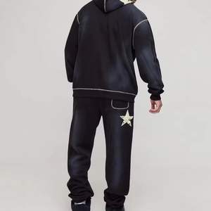 ชุดวอร์มเทรนดี้ขายส่ง ผ้าฝ้าย 100% 300 กรัม พิมพ์ลายโลโก้ด้วยเทคนิคซิลค์สกรีน สำหรับผู้ชาย สไตล์สตรีทแวร์ ชุดออกกำลังกายยอดนิยมสำหรับฤดูหนาว - Product Image 6