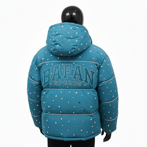 เสื้อแจ็คเก็ตพัฟเฟอร์ผู้ชาย ผ้าโพลีเอสเตอร์อย่างดี บุฉนวนแบบเย็บติด ลายควิลท์ สีฟ้าอมเขียว ประดับคริสตัลแบบฮอตฟิกซ์ พร้อมโลโก้สั่งทำพิเศษ - Product Image 5