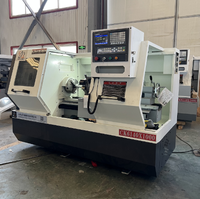 Torno CNC Horizontal Pequeño CK6140x1000 con Sistema de Control GSK, Estructura de Bancada Plana y Controles Fáciles de Usar