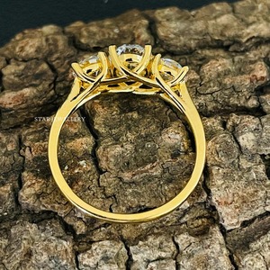 Anillo de Compromiso de Oro Sólido de 14K con Tres Piedras de Moissanita Ovalada y Corte Diamante Cristiano - Product Image 2