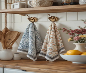 Serviette de cuisine élégante en crème avec un motif à carreaux de fenêtre délicat. Classique. Disponible à prix de gros. - Product Image 3