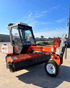 Barredora de Calles de Cabina Cerrada LayMor SweepMaster 300 con Motor Kubota D1105, Sistema de Aspersión Hidráulico y Escoba de Acero - Product Image 3