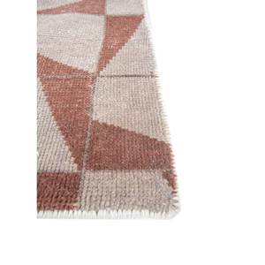 พรมโพลีเอสเตอร์ถักมือสีเบจและสีน้ำตาล รุ่น AKPL-1006 ลายเรขาคณิตและนามธรรมสไตล์โบโฮ รูปทรงสี่เหลี่ยมผืนผ้า สำหรับใช้ในบ้านและทางเดิน - Product Image 4