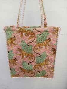 Bolso Tote de Hombro para Mujer de Algodón Acolchado con Estampado Floral Multicolor Hecho a Mano en India para Verano y Compras - Product Image 6