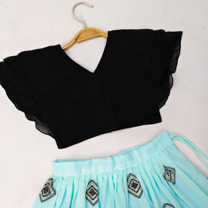 Conjunto de Falda Moderna Indo-Occidental de Moda Shoryam para Niñas, Blusa Negra de Diseñador con Mangas con Volantes, Lehenga Azul Bordada para Fiesta - Product Image 3