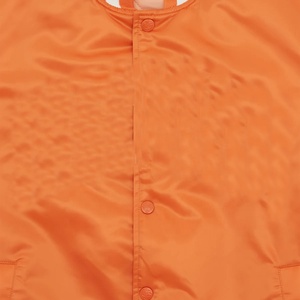 Chaqueta universitaria de satén 100% para hombre Chaqueta de béisbol larga con logotipo personalizado impreso en la parte delantera con diseño liso - Product Image 4