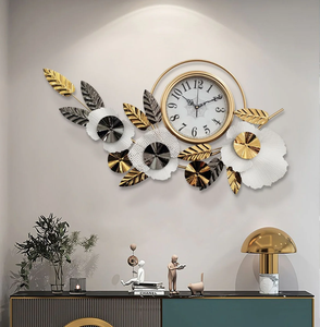 Peacock majestueux design de plumes colorées art traditionnel décoratif, disponible au prix de gros horloge murale en métal. - Product Image 2