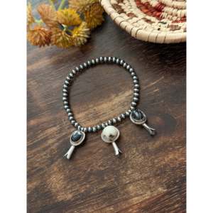 Pulsera Elástica de Piedras Multicolores y Plata de Ley Hecha a Mano por George Rios, Pulsera con Dijes a la Moda - Product Image 3