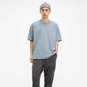 ผู้ผลิต OEM ชุดเสื้อยืดและกางเกงขายาวผู้ชาย ผ้าฝ้าย 100% แบบเรียบง่าย ชุดสองชิ้น เสื้อยืดแขนสั้น ทรงลำลอง ใส่สบาย เป็นมิตรกับสิ่งแวดล้อม ระบายอากาศได้ดี เหมาะสำหรับใช้ในชีวิตประจำวัน - Product Image 1