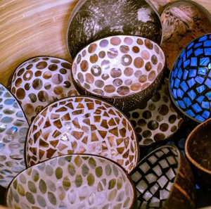 Bol en bambou naturel et noix de coco, formé à partir de coquille de noix de coco et de laque de nacre, pour la décoration intérieure, Vietnam - Product Image 3