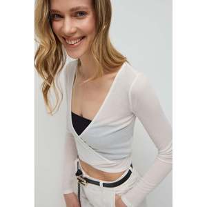 Blusa Corta Informal con Logotipo Frontal - Product Image 4