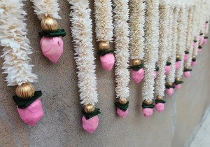 ดอกมะลิประดิษฐ์พร้อมดอกบัวสีชมพู/ชมพูอ่อนสำหรับตกแต่งประตูงานมงคลสันติสุข ดีไซน์ใหม่สำหรับทางเข้าบ้าน - Product Image 3