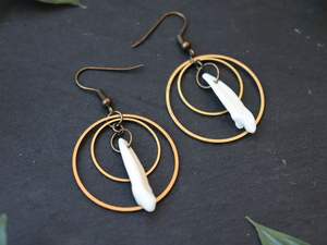 Boucles d'oreilles en os magnifiquement conçues pour femmes, bijoux traditionnels, motif en pierre de perle pour les fêtes, les fiançailles, les mariages - Product Image 5