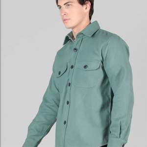 Chaqueta de camisa con forro polar para Hombre | Chaqueta de camisa acolchada abotonada con capucha para comodidad en clima frío - Product Image 4