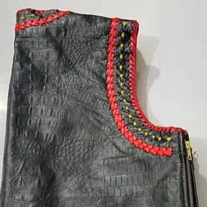 เสื้อกั๊กหนังลายจระเข้สีดำสำหรับนักขี่มอเตอร์ไซค์ พร้อมขอบถักสีแดงเหลือง ซิปด้านหน้าและกระเป๋า - Product Image 3