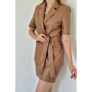 Ensemble veste et jupe en cuir satiné marron, vente en gros - Product Image 2