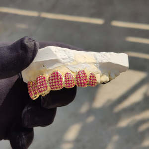 Rejilla Dental Personalizada Rosa Vibrante para los Dientes Superiores, con Piedras de Moissanita Rosa Helado, Chapado en Oro Amarillo, Joyería de Moda para Mujer - Product Image 2