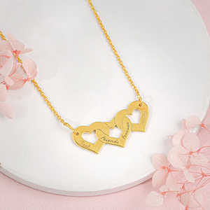 Collar con colgante fino BFF de triple corazón personalizado dorado - Product Image 3