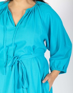 Vestido casual de verano de gasa para mujer de talla grande, cuello en V, corte A, largo hasta la rodilla, manga abullonada 3/4, azul liso con bolsillos y capa transparente - Product Image 3
