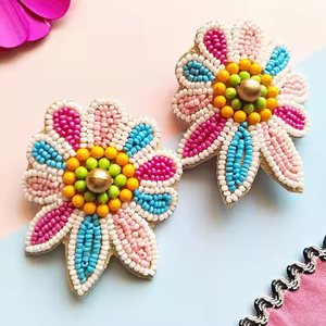 Nuevo diseño de pendientes de perlas de gran oferta Vintage con estilo para mujer, joyería con cuentas florales, pendientes de tachuelas, pendientes de alta calidad - Product Image 1