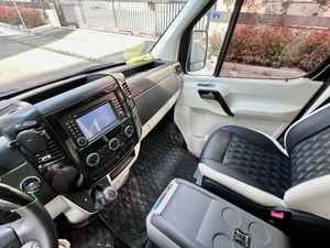 Fourgonnette de passagers Sprinter d'occasion 2025, toit haut, bon état, moteur diesel/essence, conduite à gauche, cuir, transmission automatique, Euro V - Product Image 2