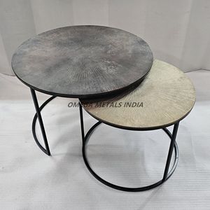 Table basse noire avec plateau circulaire et fond cylindrique côtelé alliant fonctionnalité et design contemporain - Product Image 2