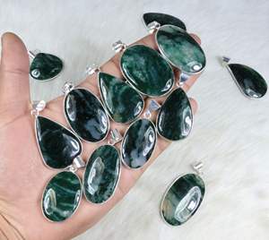 Séduisant pendentif en pierre précieuse Aventurine verte Collier sterling plaqué argent 18 carats avec breloques Bijoux en pierre en gros - Product Image 1