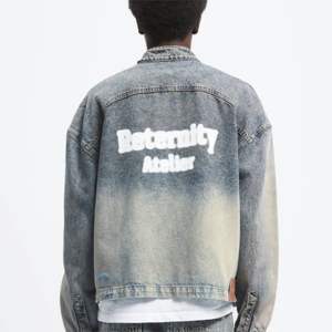 Blouson en jean pour homme-Bleu délavé, silhouette carrée avec délavage à l'acide, effets de blanchiment délavés et coutures décoratives - Product Image 4