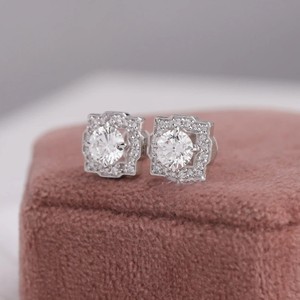 Boucles d'oreilles Halo en diamant de laboratoire de coupe ronde en or massif 10 carats Boucles d'oreilles en diamant véritable avec un prix de marché imbattable - Product Image 4