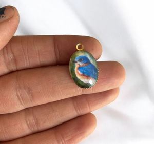 Pendentif en laiton plaqué or de haute qualité avec peinture d'oiseau et pierres en zircon, style mignon, cadeau de mariage pour femmes - Product Image 1