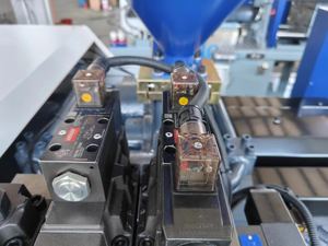 Machine de moulage par injection plastique KEBIDA 140 tonnes pour la fabrication de brosses à dents jetables, de rasoirs et de moules pour cuillères en plastique - Product Image 4