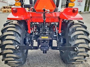 Tractor Compacto Mahindra 1626 HST de 30 HP con Cargador, Tracción en las 4 Ruedas, Transmisión de Engranajes, Bomba, Rodamiento, Alta Productividad para Agricultura - Product Image 3