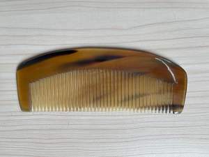 EXPANDIENDO COLORES NATURALES CUERNO BUFFALO PEINES AL POR MAYOR Peines de cuerno antiestáticos naturales para regalos de vacaciones por Artesanías de media luna - Product Image 5