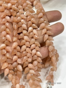 หินมูนสโตนพีชธรรมชาติ AAA ทรงหยดน้ำเจียระไนแบบบริโอเลต ร้อยเป็นเส้น 8 นิ้ว ขนาดประมาณ 6x9 มม. - Product Image 4