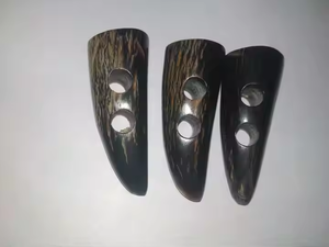 Boutons en corne de buffle naturelle de haute qualité, écologiques, avec logo personnalisé, faits à la main, à 2 trous, pour manteaux, sacs, décoration, artisanat en forme de croissant - Product Image 5