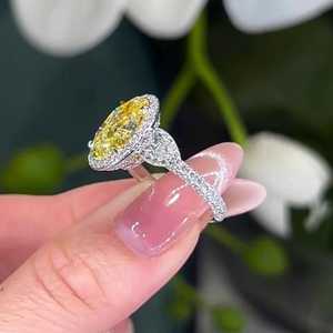 Bague à trois pierres avec halo de diamants de laboratoire ovales jaunes fantaisie certifiés IGI, 7,40 carats au total, clarté VVS-VS, avec élégants diamants jaunes et blancs - Product Image 4