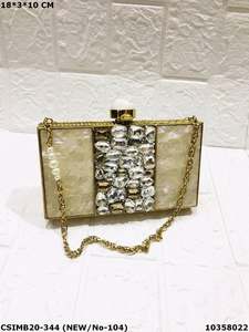 Artisan Handcrafted Luxury Evening Clutch Bag Designer incarnant l'élégance avec des pierres de cristal en laiton et nacre - Product Image 4