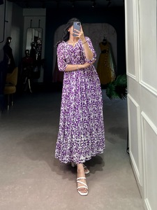 Dernière robe Kurti à la mode avec ourlet asymétrique Fashion Forward pour l'exportation mondiale depuis l'Inde - Product Image 3