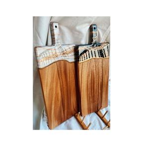 Planche à découper rustique en bois et en résine avec texture naturelle adaptée aux cuisines de ferme et au décor de salle à manger élégant - Product Image 1