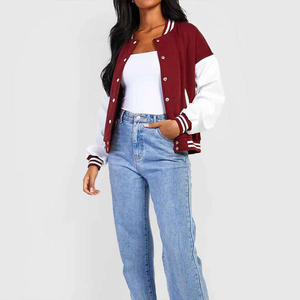 Veste de style universitaire pour femmes, bordeaux et blanc, manches contrastées, coupe ample, bordure côtelée rayée, streetwear urbain tendance - Product Image 3