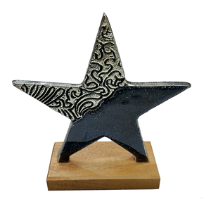 Adorno de mesa contemporáneo Escultura de estrella de metal de Navidad con base de madera Adornos de decoración de habitación estética moderna - Product Image 1