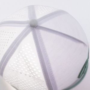 Gorra de Golf Ligera de Alto Rendimiento con Perforación Láser Personalizada y Logotipo Bordado en 3D, Transpirable y Ajustable con Cierre a Presión - Product Image 5