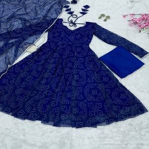 VASTRA COTTAGE Traje Anarkali de Seda de Organza Pura Estampada con Dupatta de Encaje de Diseño y Pantalón de Algodón Completamente Cosido - Product Image 1