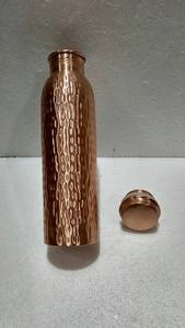 Produit le plus vendu Bouteille d'eau en cuivre au design martelé élégant Bouteille ayurvédique bouteilles d'eau personnalisées en cuivre pur - Product Image 2