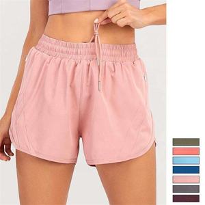 Bermuda personnalisé en polyester sans couture pour femmes taille haute leggings de yoga respirants Booty Biker Gym Yoga Shorts avec poches - Product Image 1